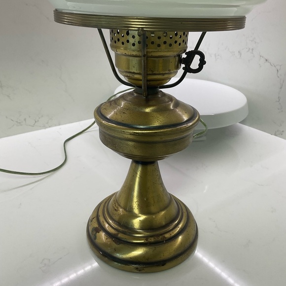 Vintage brass lamp with glass globe and turn key electric (test and works) 1L - Picture 3 of 6